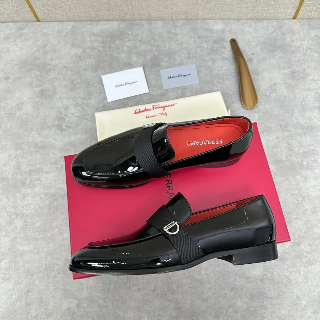 [Ferragamo] Top P: 960💰 Number of yards: 39~44 (38.45.46. Custom-made, non-refundable) Ferragamo** counters synchronize new models of men's loafers that can be worn casually or formally. The classic shape embodies the fashionable charm of formal wear, and the newly designed proportions are more modern. These loafers are made of imported open-edge beaded cowhide/fine calfskin/cow suede material. The upper is decorated with webbing, and the side is privately molded with silver Gancini buckles. The double stitching details add to the fashionable charm. Adopting a special "Original" structure and going through multiple processes, the soles are almost entirely handmade. Unique processing technology demonstrates exquisite craftsmanship. The original privately modeled genuine leather outsole is paired with a personalized rubber backing. It is comfortable, non-slip and wear-resistant. It can be worn as a slip-on. Exquisite hand-stitching. The workmanship is as fine as that of a store. The original color calfskin lining is sweat-absorbent, anti-odor, comfortable and breathable. The heel is also decorated with a rubber patch to perfectly improve the grip performance.